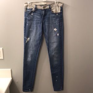 Light-wash Jeans with designed paint spots